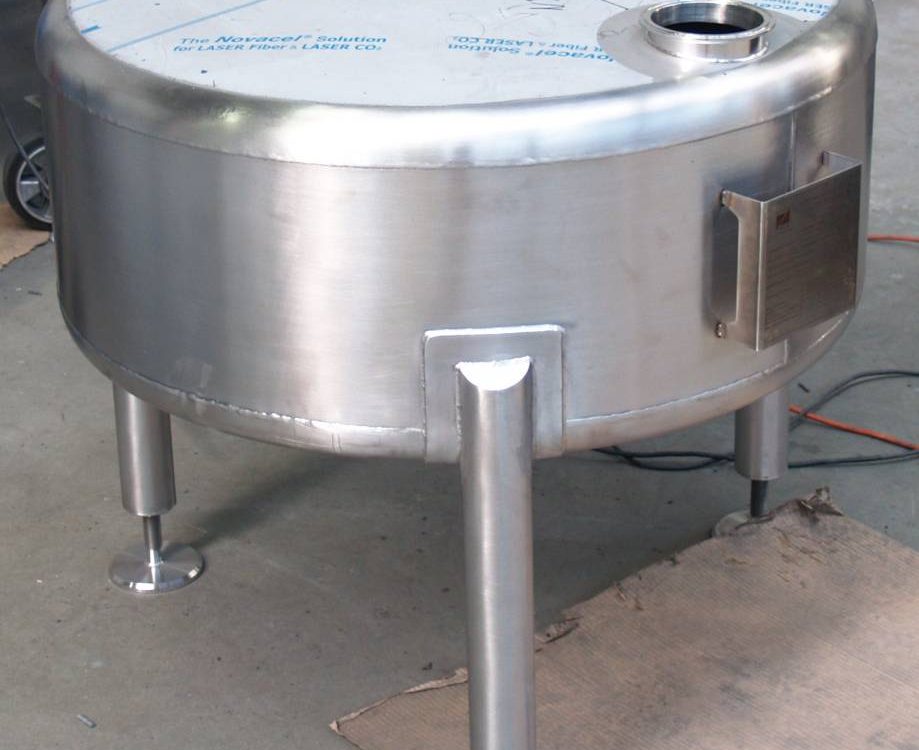Profilowe zbiornik dla przemyslu mleczarskiego do magazynowania skladnikow sera podgrzanego do konsystencji plynnej