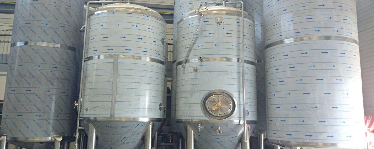 Zbiorniki fermentacyjne zbiorniki magazynowe zbiorniki cip i mieszalniki sluzace do produkcji mieszania czy buforowania ekstraktow roslinnych