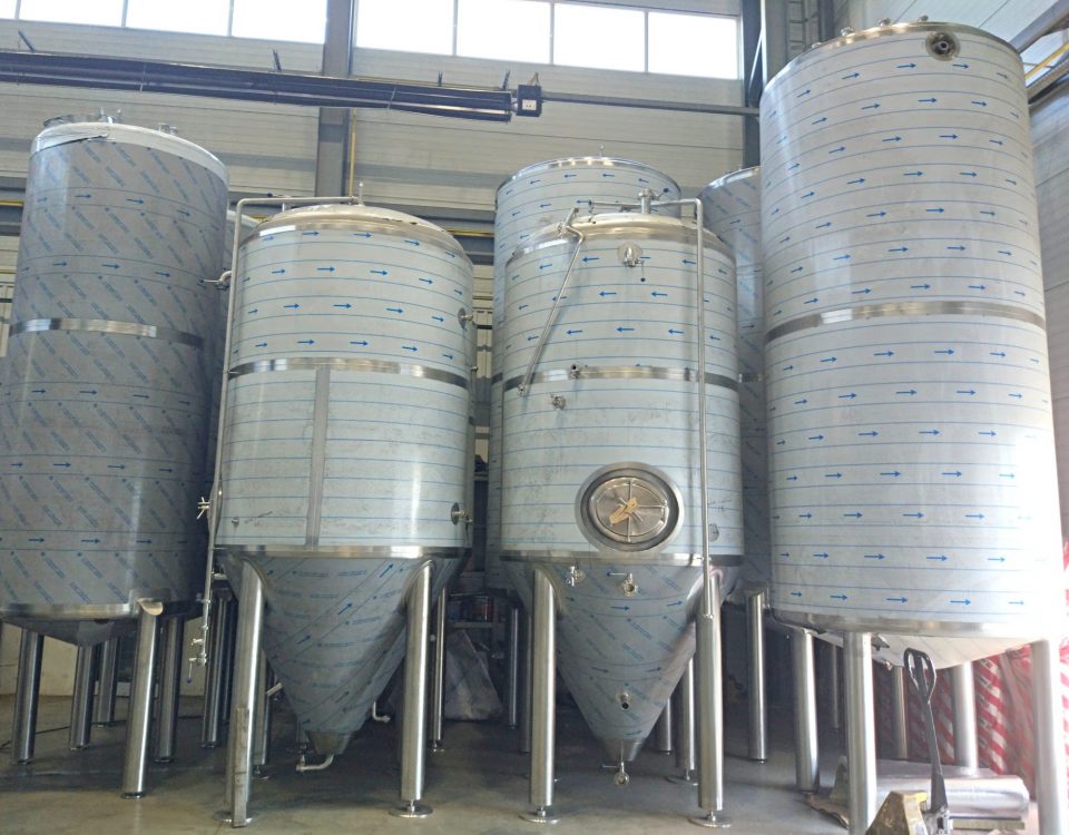 Zbiorniki fermentacyjne zbiorniki magazynowe zbiorniki cip i mieszalniki sluzace do produkcji mieszania czy buforowania ekstraktow roslinnych